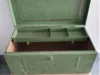 Geöffnete grüne Metallkiste mit Einlegefach