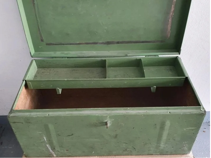 Geöffnete grüne Metallkiste mit Einlegefach