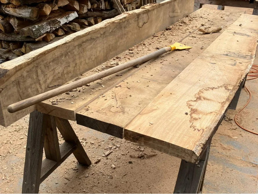 Unbehandeltes Holz auf einem Sägebock