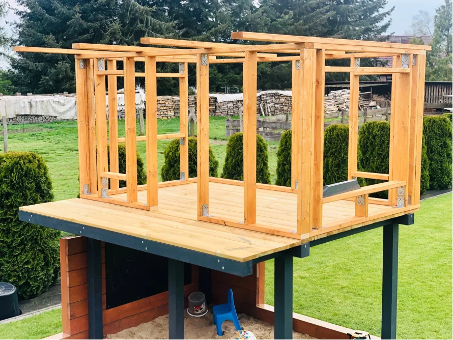 Holzgerüst eines Gartenhauses auf Stelzen