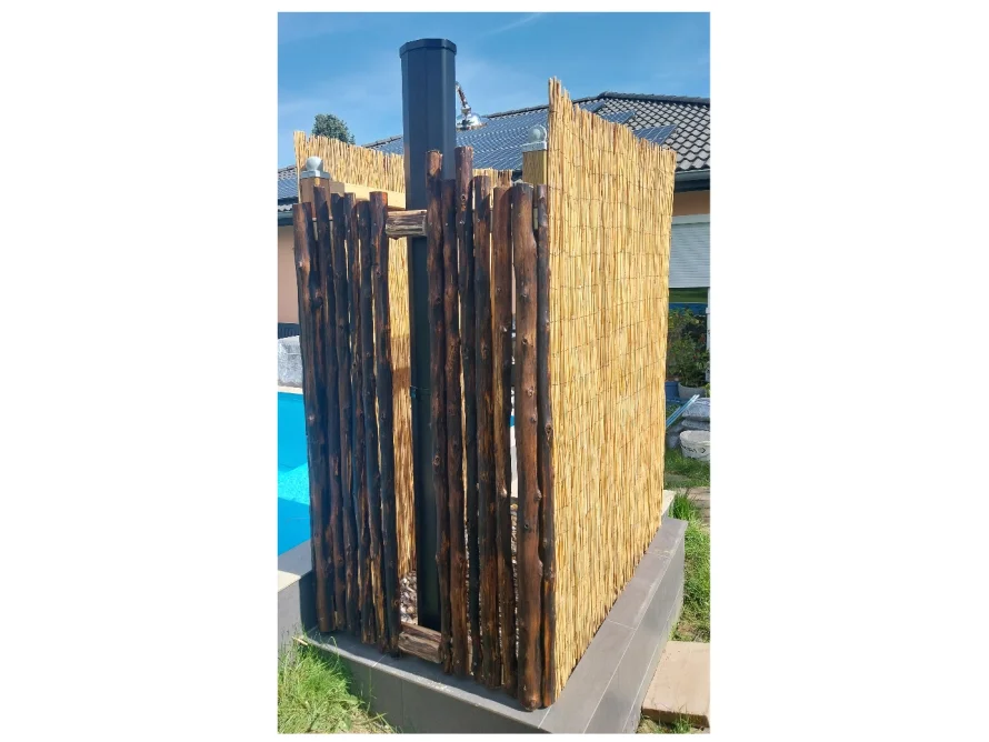 Außendusche mit Bambus verkleidet