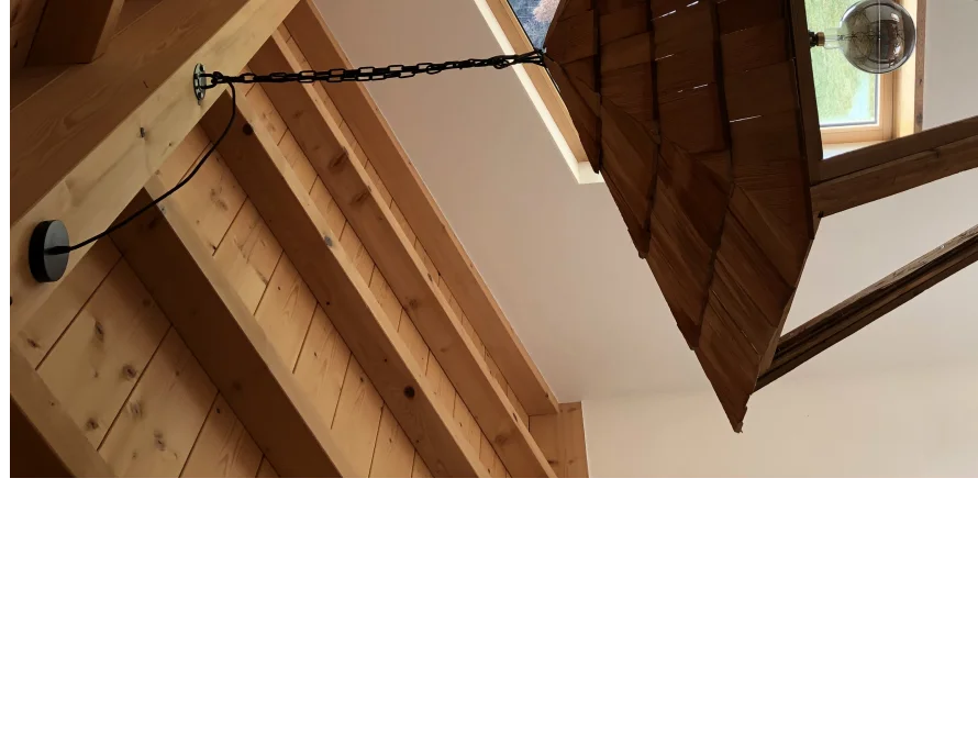 Rustikale Holzlampe an Decke