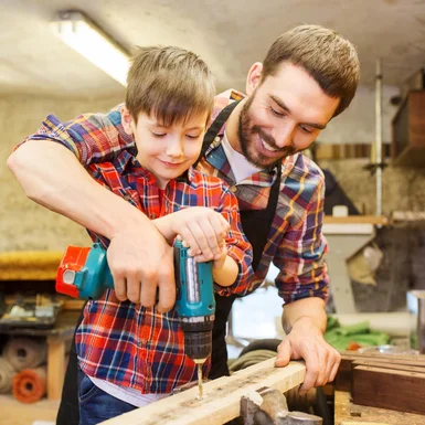 Person und Kind mit Akkuschrauber