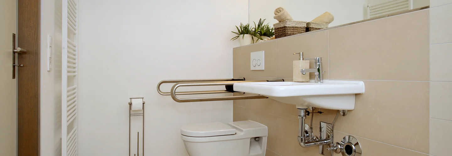 Barrierefreies Badezimmer mit Haltegriffen