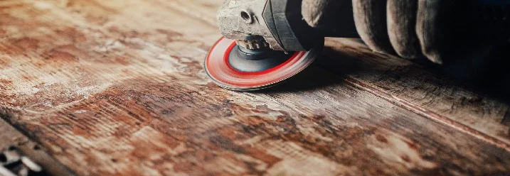 Hand schleift Holz mit Schleifmaschine