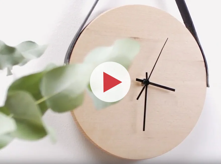 Minimalistische Holzwanduhr mit Lederband
