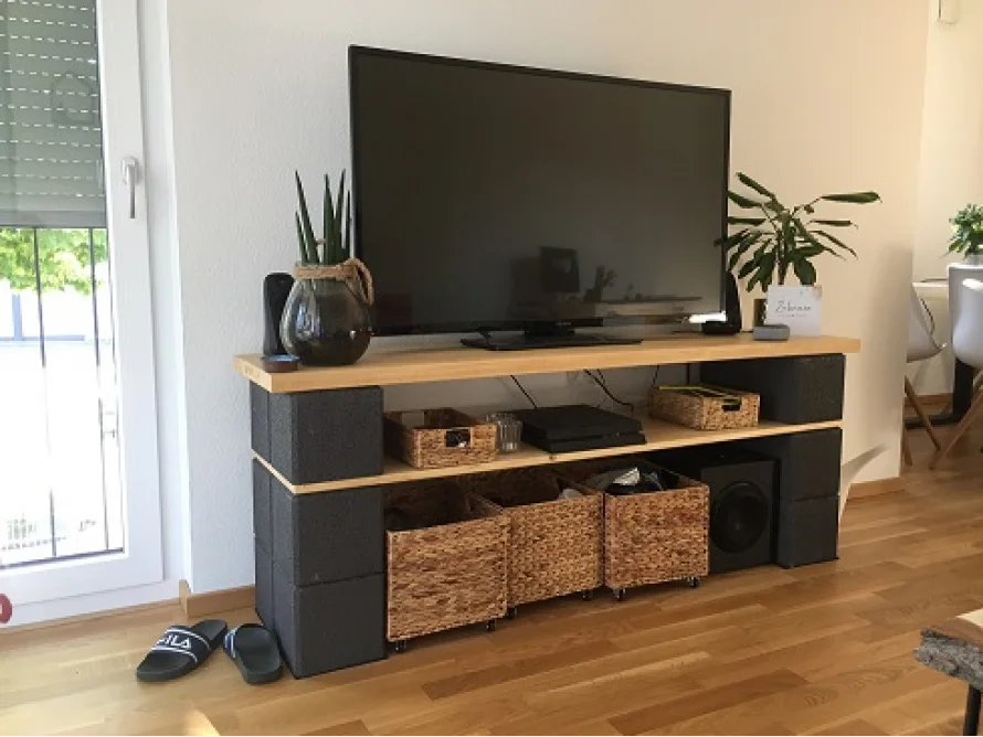 Selbstgebautes TV-Lowboard aus Holz und Betonsteinen