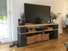 Selbstgebautes TV-Lowboard aus Holz und Betonsteinen