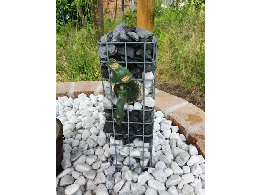 Wasserhahn mit Froschfigur an Gabione