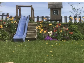 Rutsche und Spielhaus im Garten