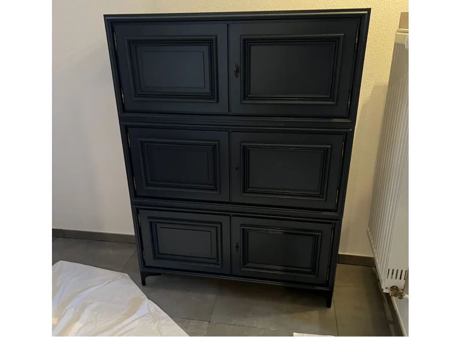 Schwarzer Schrank mit drei Türen