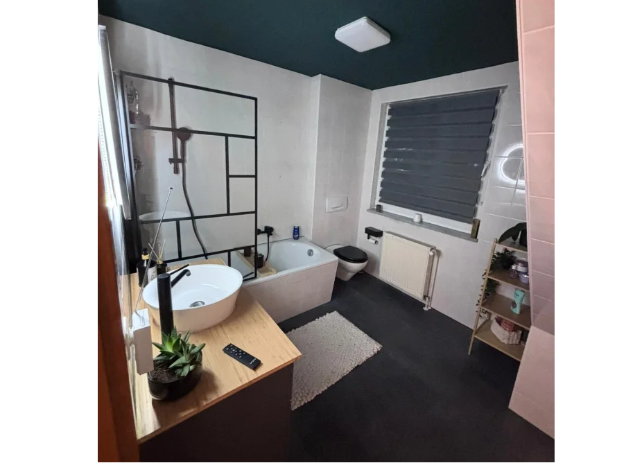 Modernes Badezimmer mit dunklen Fliesen