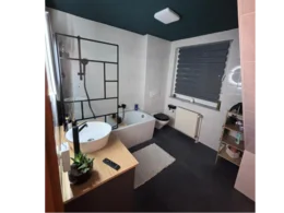 Modernes Badezimmer mit dunklen Fliesen