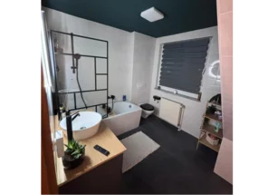 Modernes Badezimmer mit dunklen Fliesen