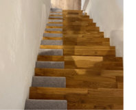 Holztreppe mit Teppichstufen