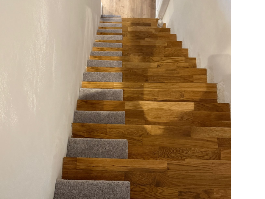 Holztreppe mit Teppichstufen