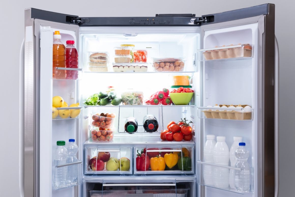 geöffneter Kühlschrank mit vielen Lebensmitteln