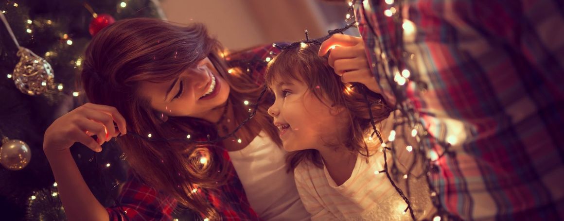 Familie an Weihnachten mit Lichterkette