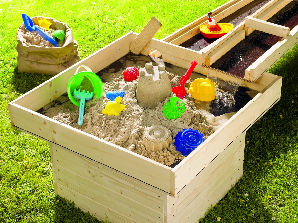 Sandkasten mit Wasserspielzeug