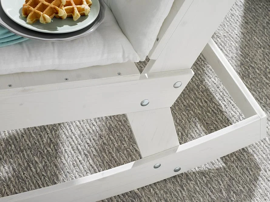 Detailansicht der weißen Holzkonstruktion eines Schaukelstuhls