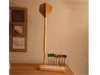 Ein Dartpfeilständer aus Holz mit Dartpfeilen