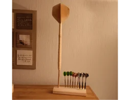 Ein Dartpfeilständer aus Holz mit Dartpfeilen