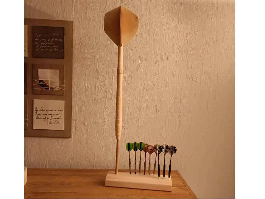 Ein Dartpfeilständer aus Holz mit Dartpfeilen