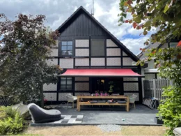 Terrasse mit Gartenmöbeln vor Haus
