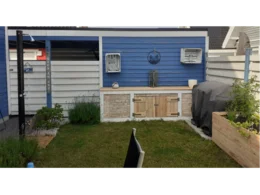 Gartenbereich mit blauer Laube