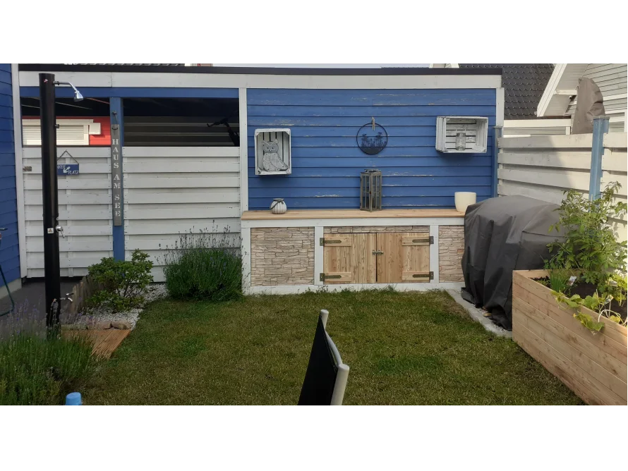 Gartenbereich mit blauer Laube