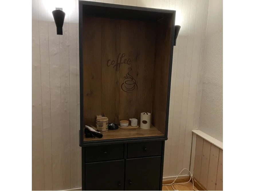 Schwarzes Holzregal mit Kaffeeaufbewahrung
