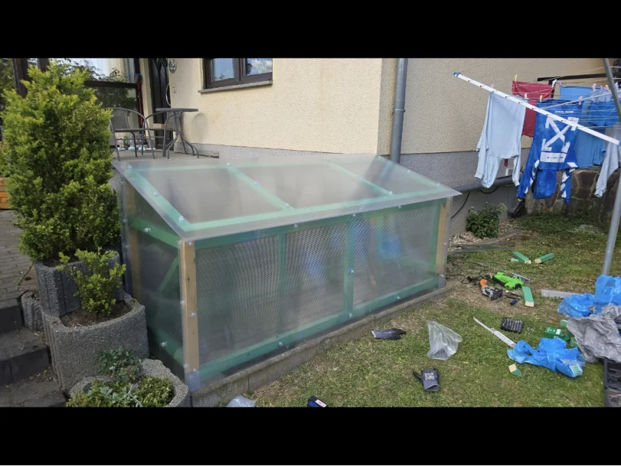 Gartenhaus-Rohbau mit durchsichtigem Dach