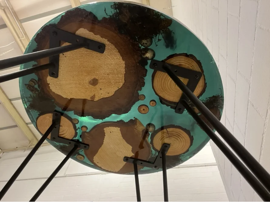 Tischplatte aus Epoxidharz und Holz