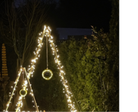 Weihnachtsbaum aus Holz mit Beleuchtung