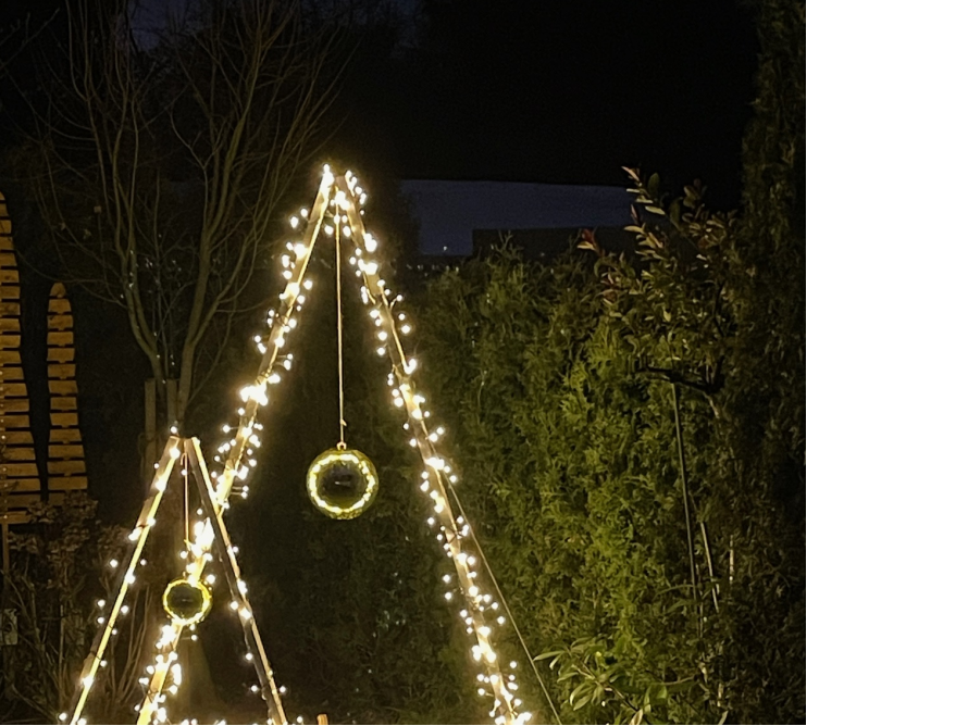 Weihnachtsbaum aus Holz mit Beleuchtung