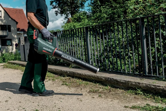 Person beim Laubblasen