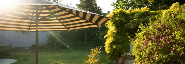 Gartenmöbel unter einem Sonnenschirm