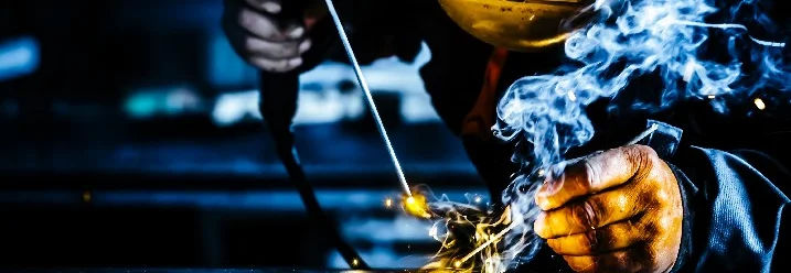 Person schweißt Metall mit Schweißgerät