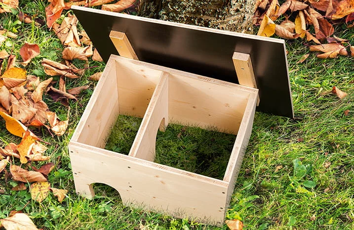 Geöffnetes Igelhaus aus Holz