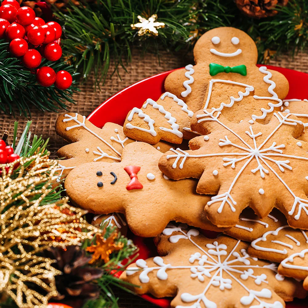 Verzierte Weihnachtsplätzchen auf einem Teller