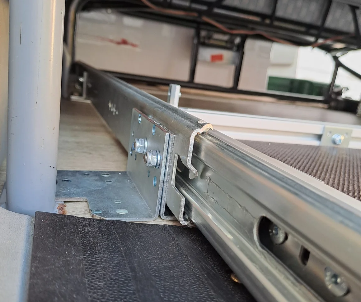 Nahaufnahme einer montierten Schwerlast-Schubladenschiene aus Metall.