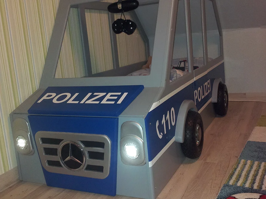 Ein Kinderbett in Form eines Polizeiautos