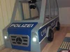 Ein Kinderbett in Form eines Polizeiautos