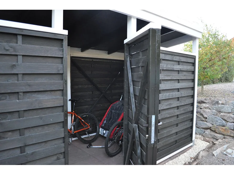 Offener schwarzer Holzschuppen mit Fahrrädern