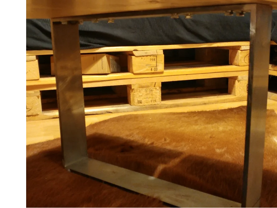 Metallgestell eines Tisches