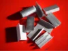 Metallteile auf rotem Grund