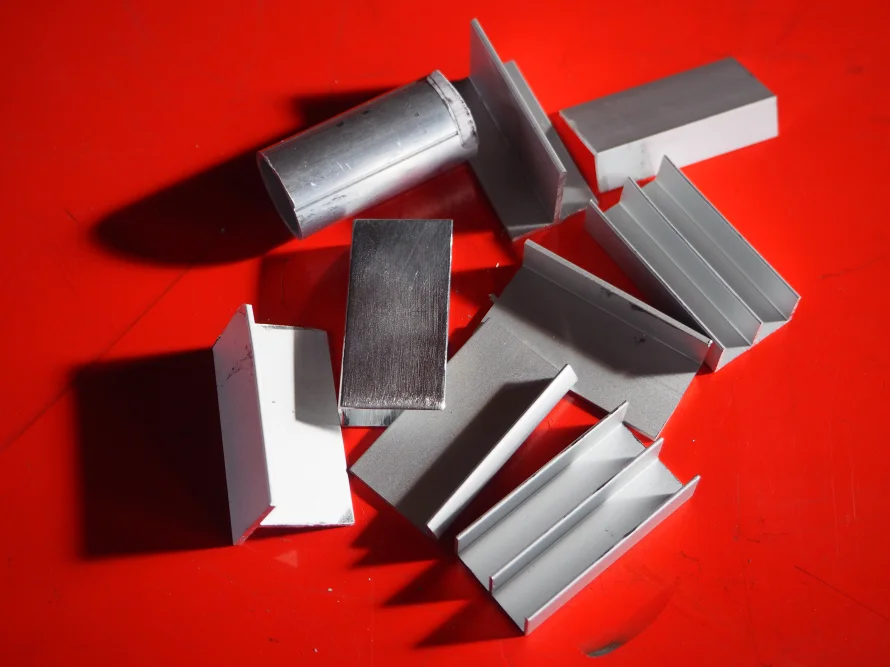 Metallteile auf rotem Grund
