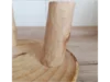 Runde Holzscheibe mit drei Holzstützen