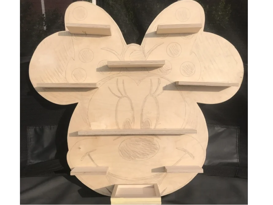 Holzregal in Mauskopfform