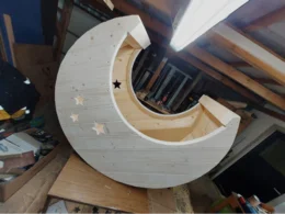 Mondförmiges Holzbett